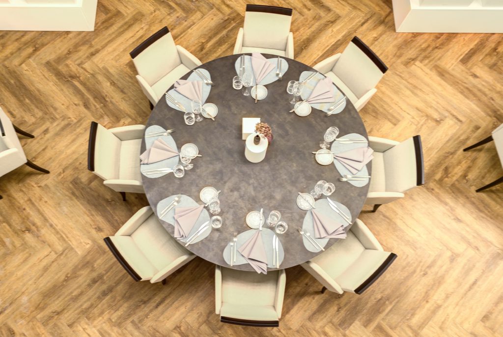 Restaurant Upe Dining Table